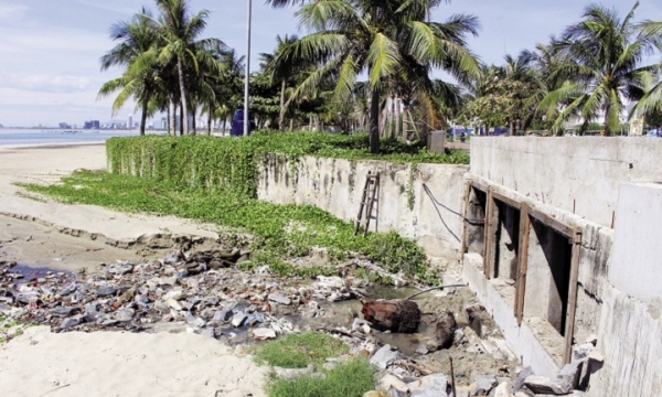 Đà Nẵng: Cống ven biển xả thải ra gây ô nhiễm bãi biển